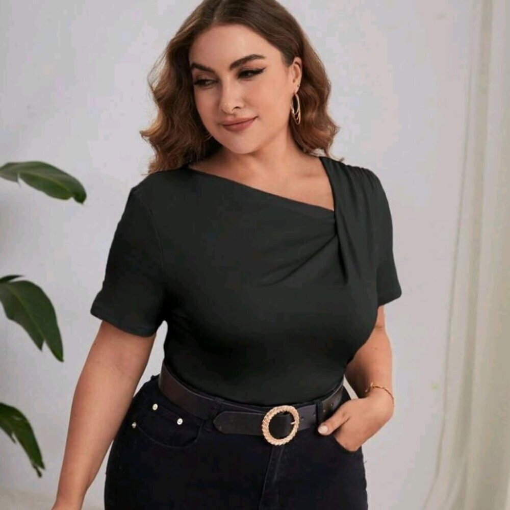 SHEIN Prive` Plus Solid Asymmetrical Neck Tee